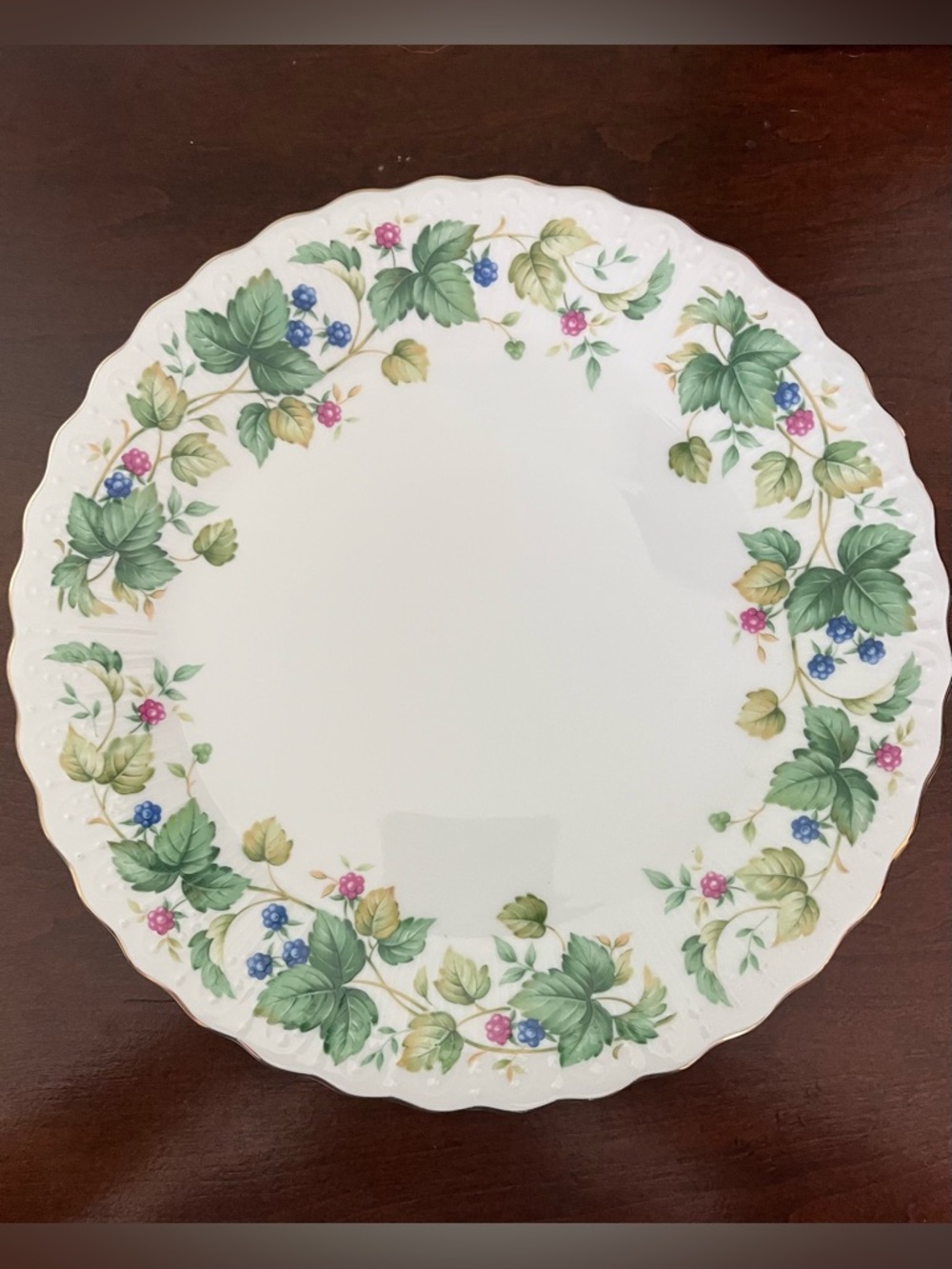 Elegant Floral Scalloped Edge Serving Plate - Green Leaf Pattern